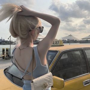 初中女生可以光溜溜上学吗
